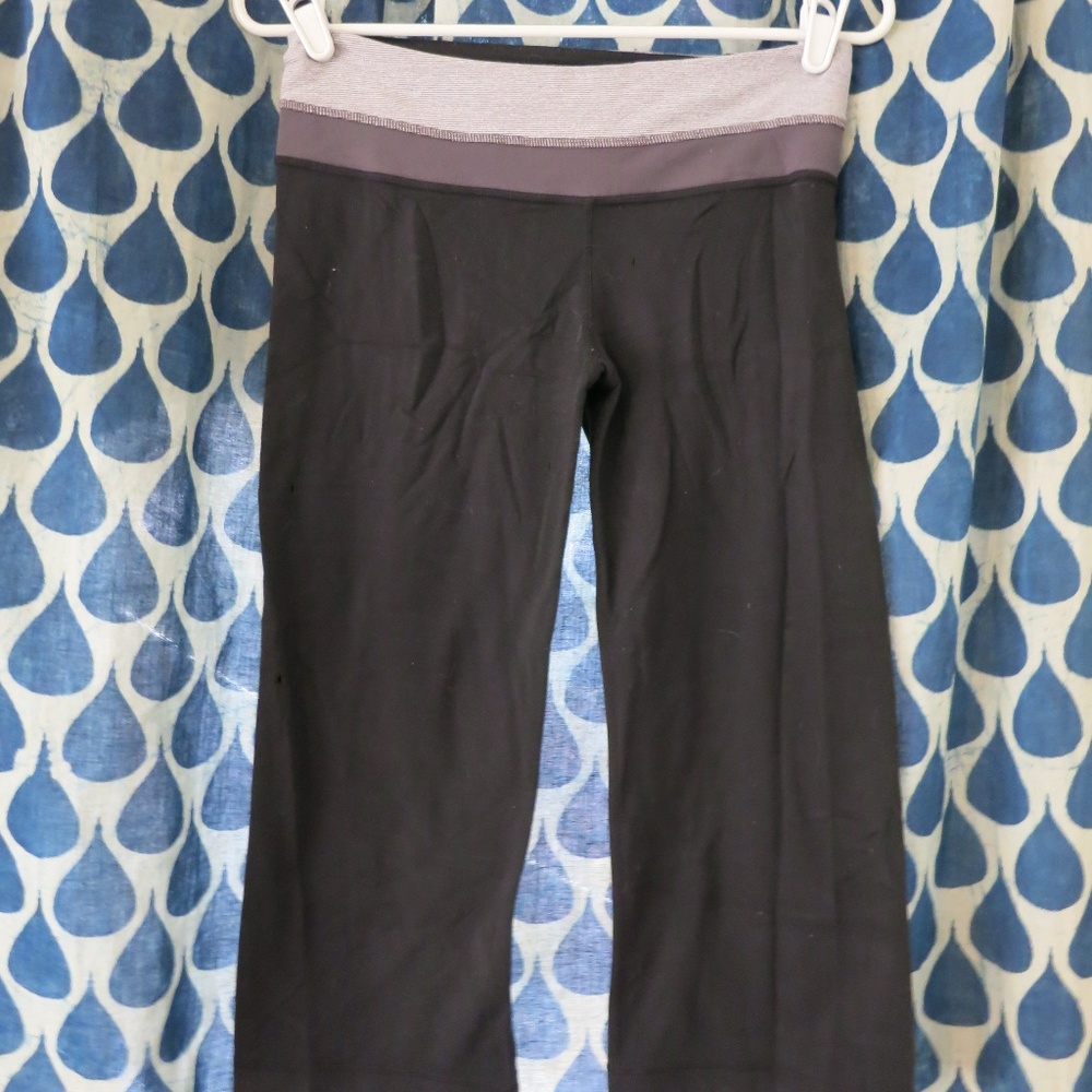 Lululemon yoga pants, calf length, size small, blk